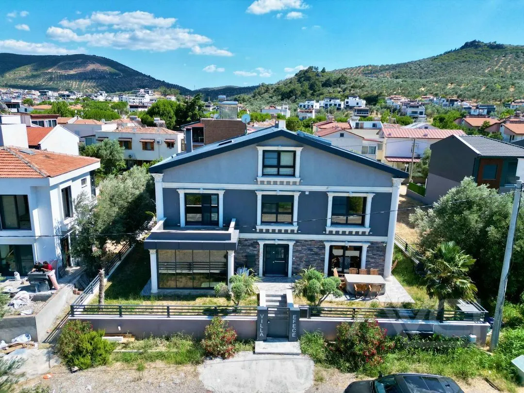 AVCI’DAN İSKELE’DE DENİZE SIFIR 5+2 300M2 VİLLA