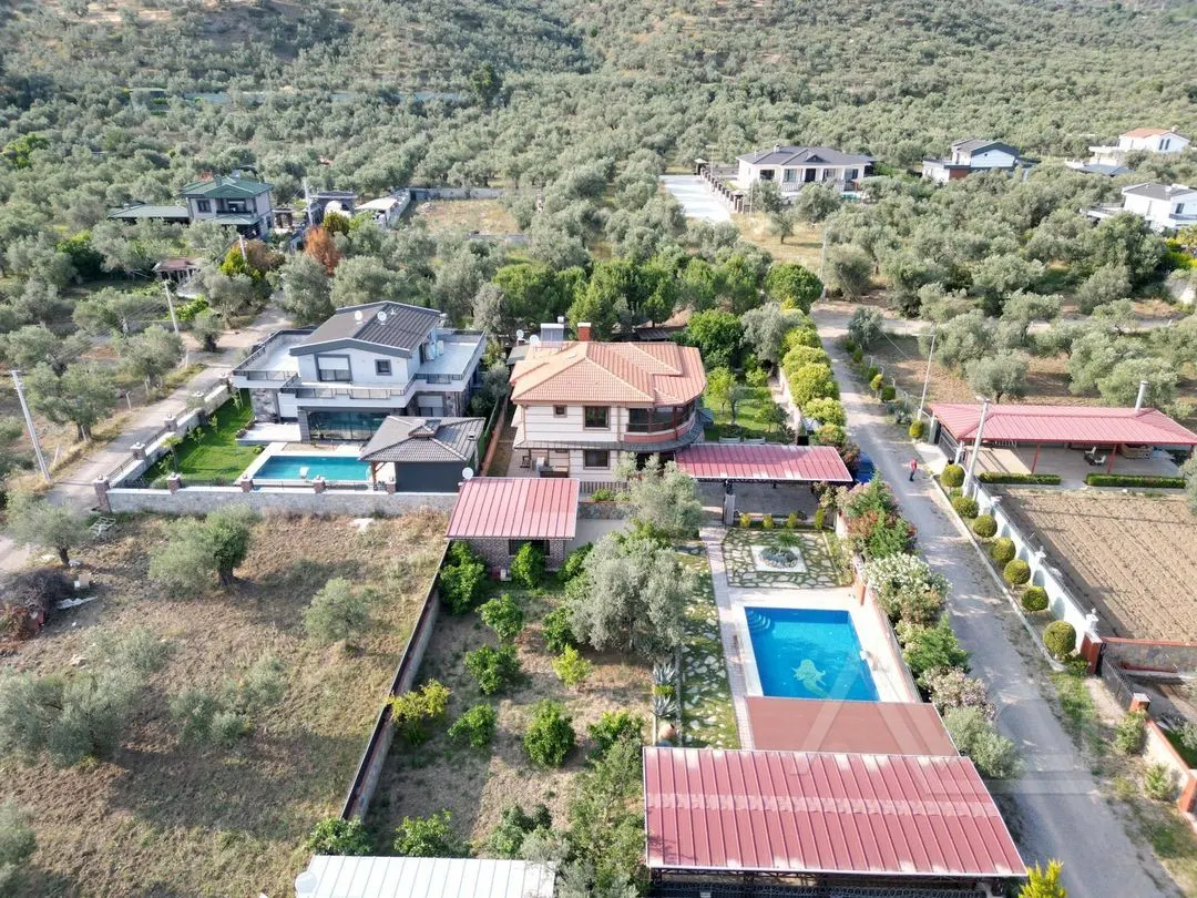 AVCI’DAN 1,500 M2 ARSA İÇİNDE 2 MÜŞTEMİLATLI HAVUZLU MALİKANE