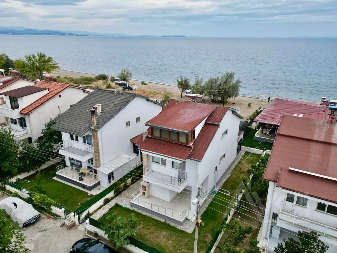 FENERDE DENİZE SIFIR 300M2 ARSA TAM MÜSTAKİL 5+1 VİLLA