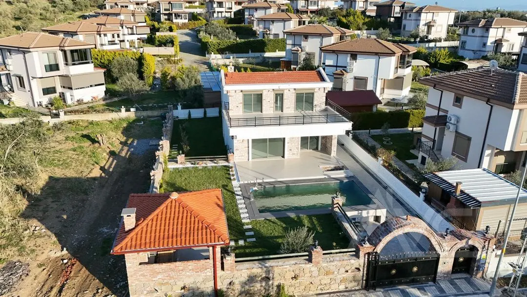 AVCI’DAN 700 M2 ARSA 6+1 GİRİŞ ODALI MÜSTAKİL HAVUZLU VİLLA
