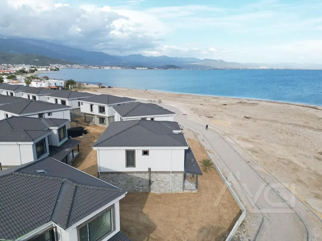 AVCI’ DAN TEK YETKİ 300M2 NET DENİZE SIFIR VİLLA/ÜÇÜNCÜ SIRA