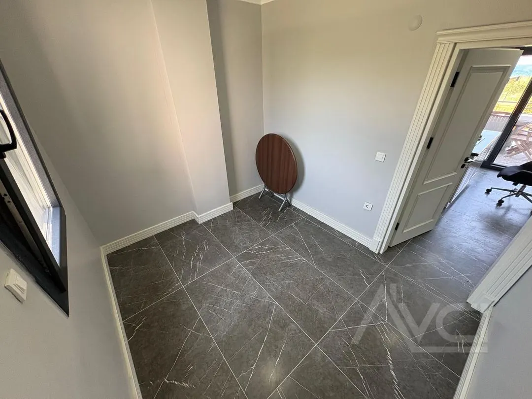 AVCI’DAN İSKELE’DE DENİZE SIFIR 5+2 300M2 VİLLA