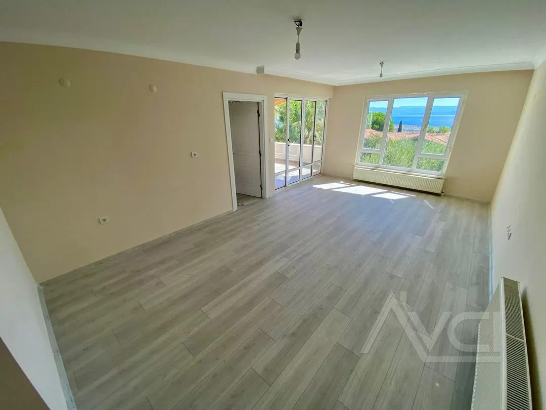 AVCI’DAN 3+2 DENİZ MANZARALI 7.000m2 ARSA İÇİ HAVUZLU YAPILI VİLLA