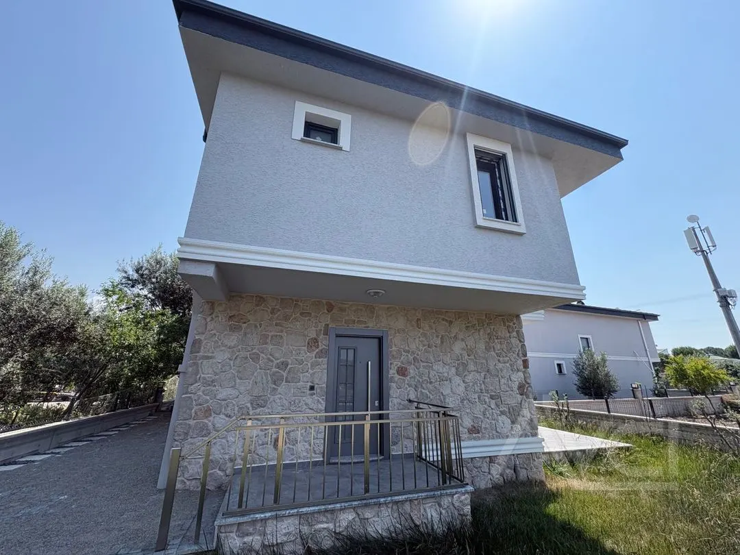 AVCI ‘DAN KÜÇÜKKUYUDA 3+1 YOLA YAKIN VİLLA