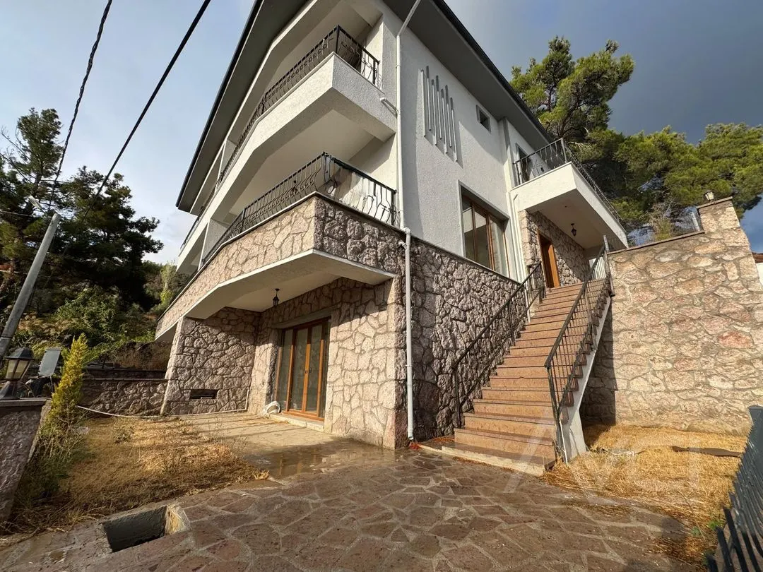 AVCI’DAN GİRİŞTE ODA 5+2 TAŞ KONAK TARZI DENİZ MANZARALI GENİŞ VİLLA