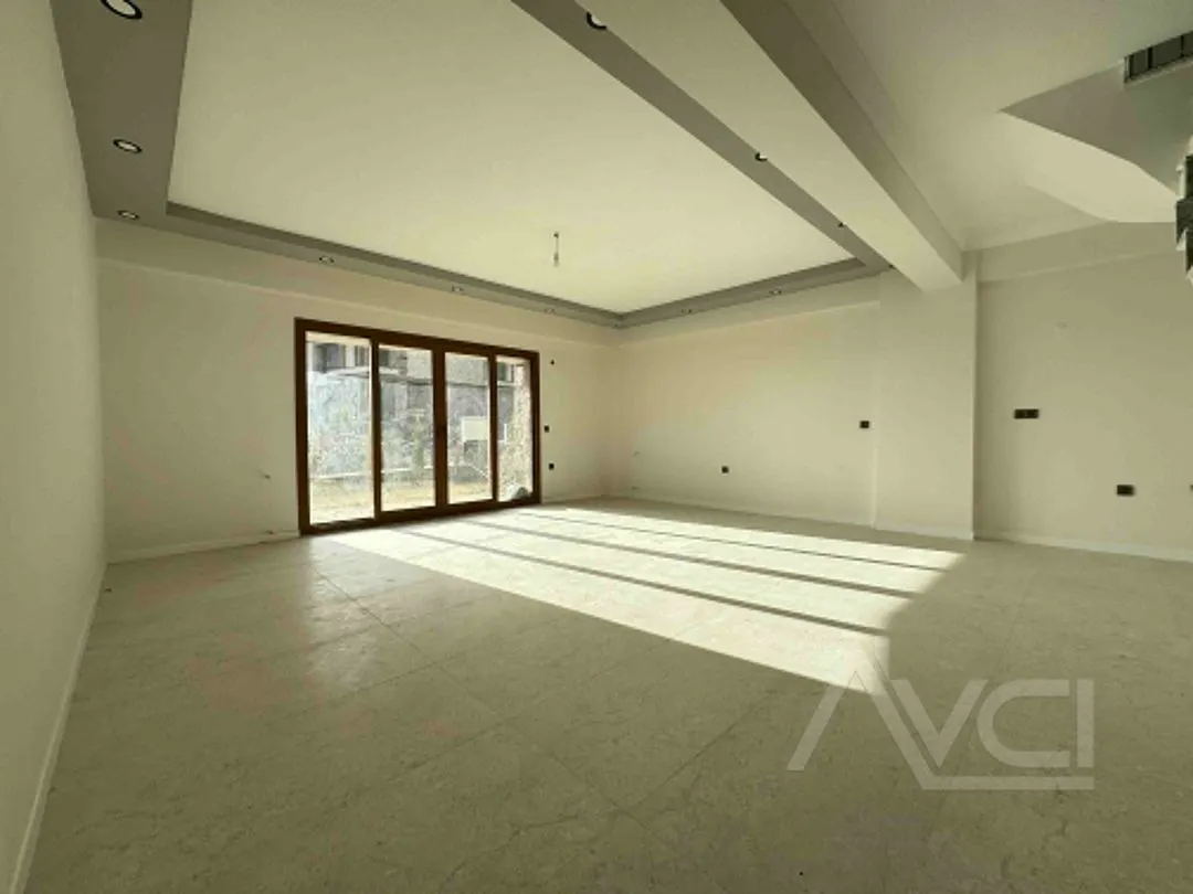 AVCI’DAN GİRİŞTE ODA 5+2 TAŞ KONAK TARZI DENİZ MANZARALI GENİŞ VİLLA