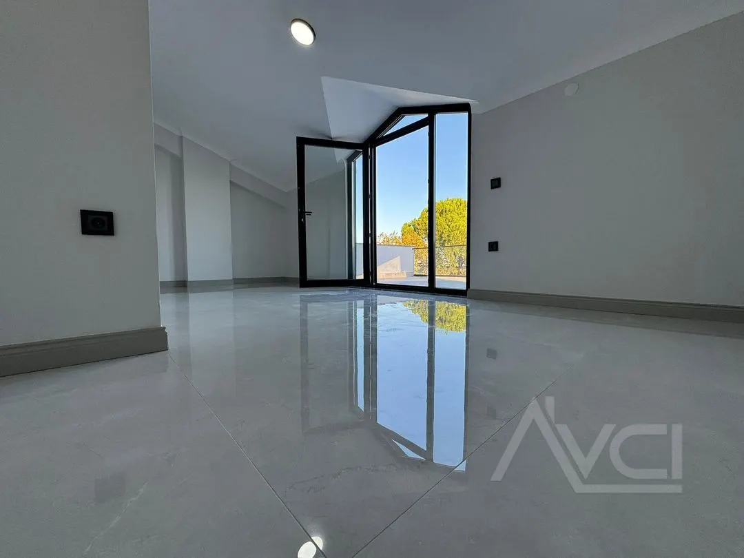 AVCI’DAN YÜRÜYÜŞ YOLUNDA CEPHELİ 400M2 ARSA İÇİNDE VİLLA