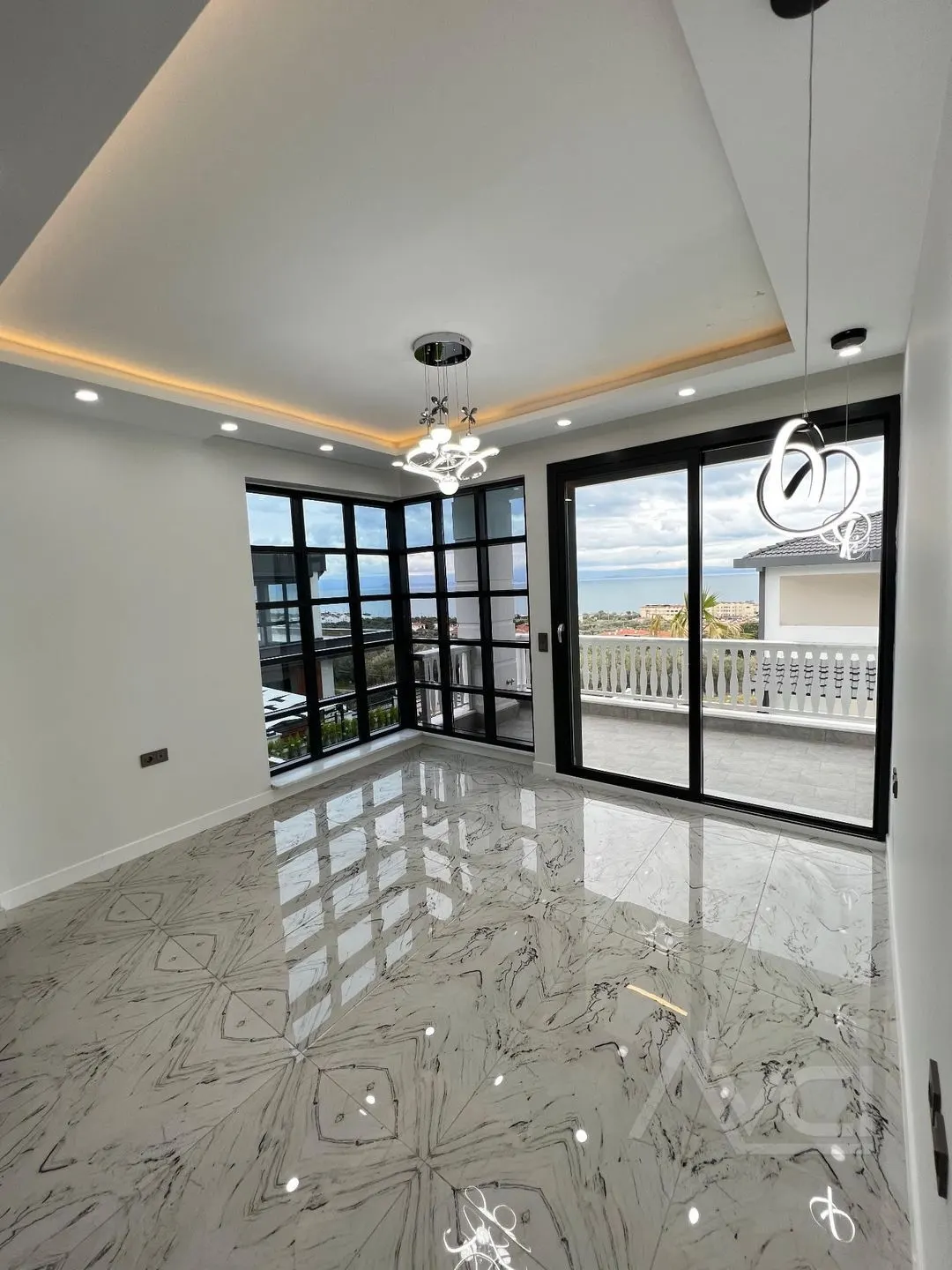 AVCI’DAN ALTINOLUK’TA 600M2 ARSA İÇİNDE BEYAZ KONAK