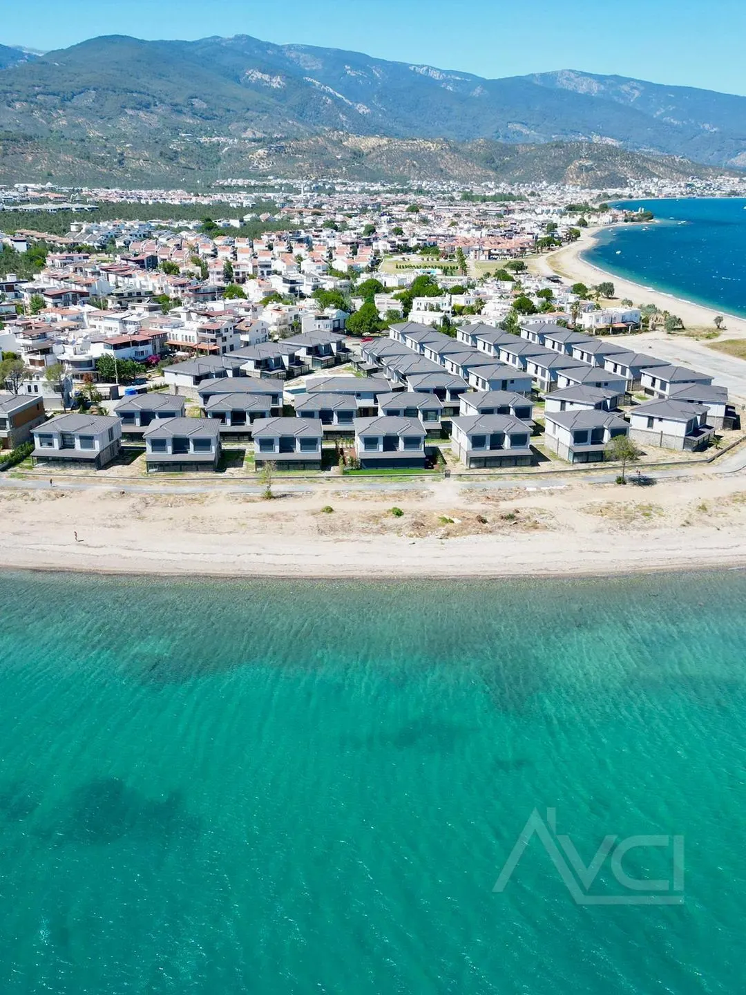 AVCI’DAN TEK YETKİ GÜRE DE DENİZE SIFIR SİTE HAVUZLU 3+1 VİLLA