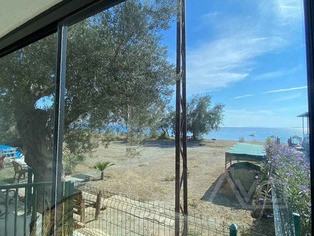 FENERDE DENİZE SIFIR 300M2 ARSA TAM MÜSTAKİL 5+1 VİLLA