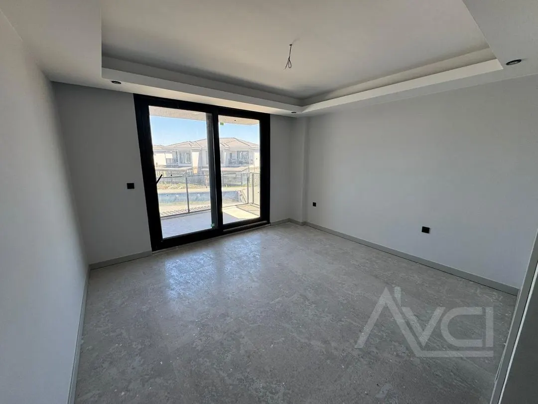 AVCI’DAN TEK YETKİ GÜRE DE DENİZE SIFIR SİTE HAVUZLU 3+1 VİLLA