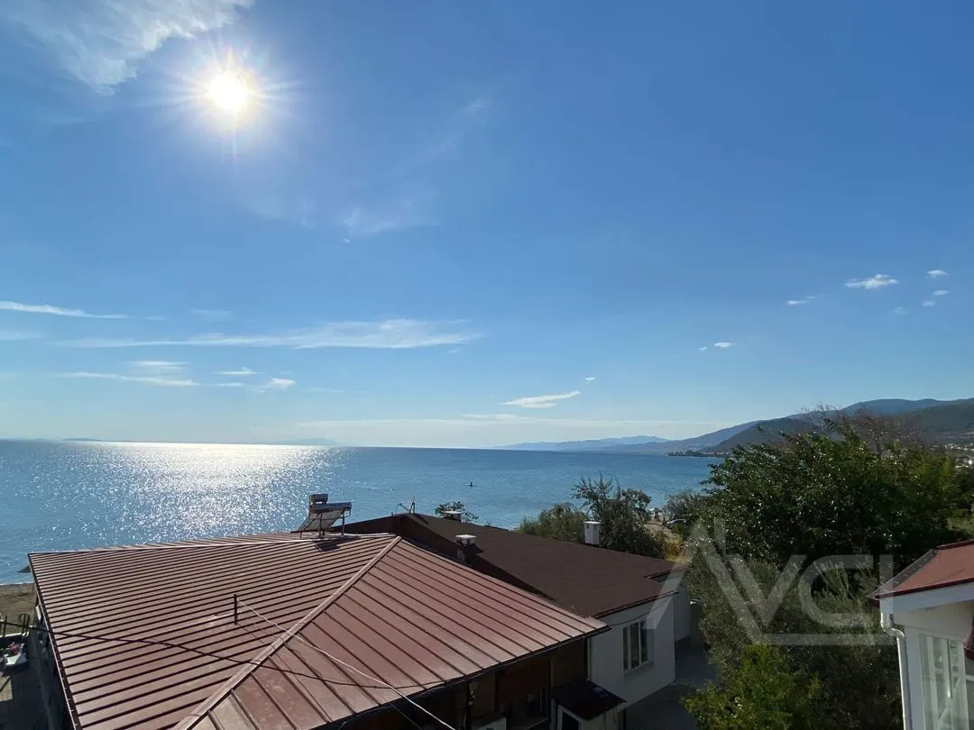 FENERDE DENİZE SIFIR 300M2 ARSA TAM MÜSTAKİL 5+1 VİLLA