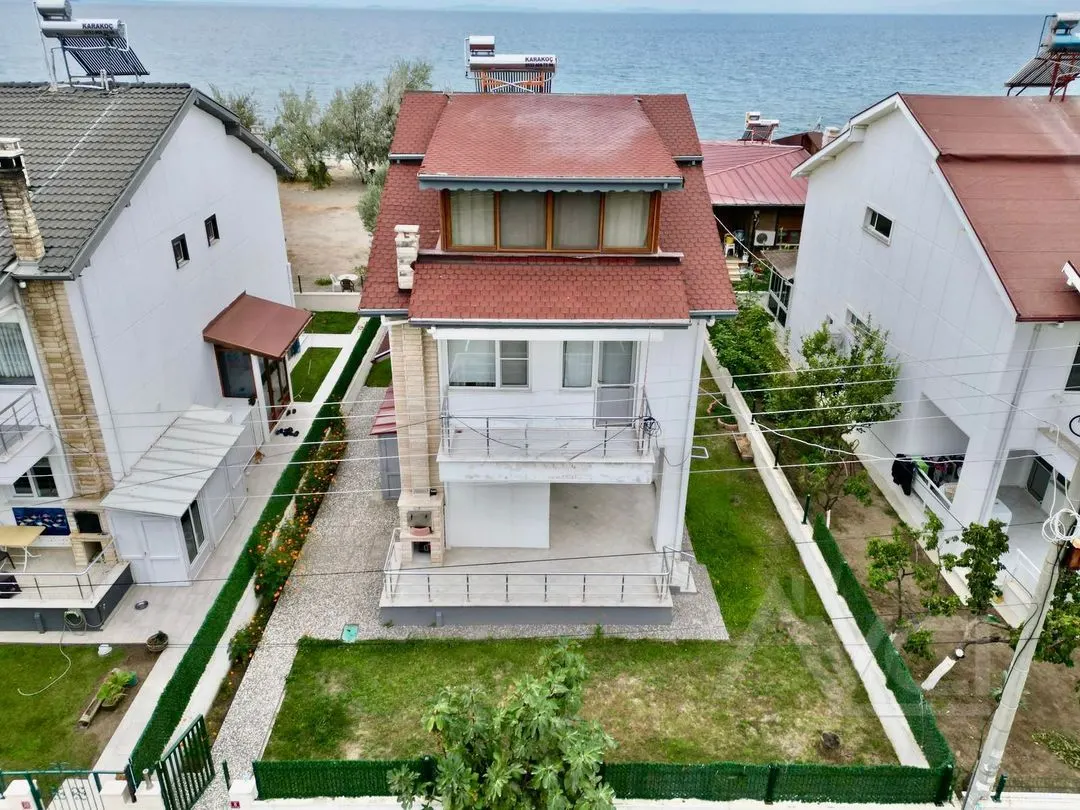 FENERDE DENİZE SIFIR 300M2 ARSA TAM MÜSTAKİL 5+1 VİLLA