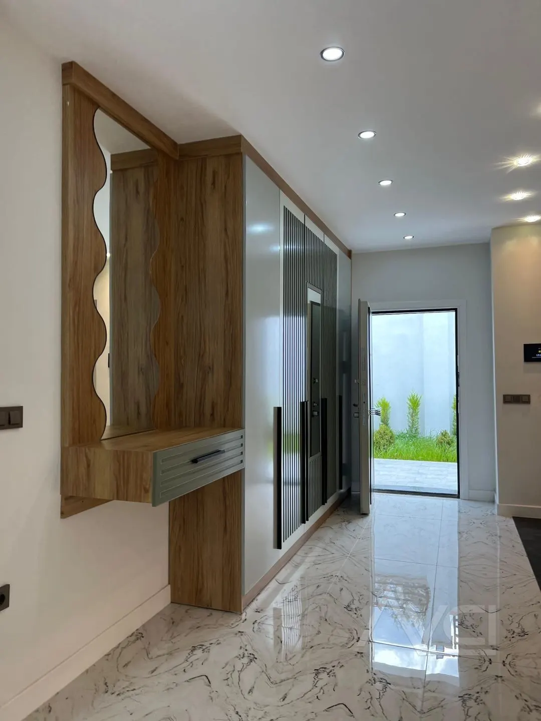 AVCI’DAN ALTINOLUK’TA 600M2 ARSA İÇİNDE BEYAZ KONAK