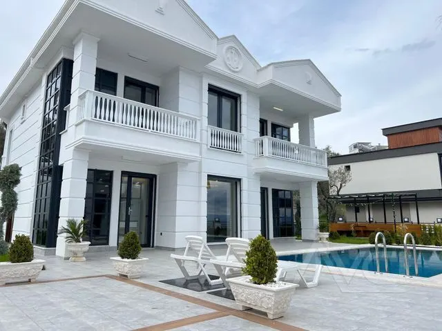 AVCI’DAN ALTINOLUK’TA 600M2 ARSA İÇİNDE BEYAZ KONAK