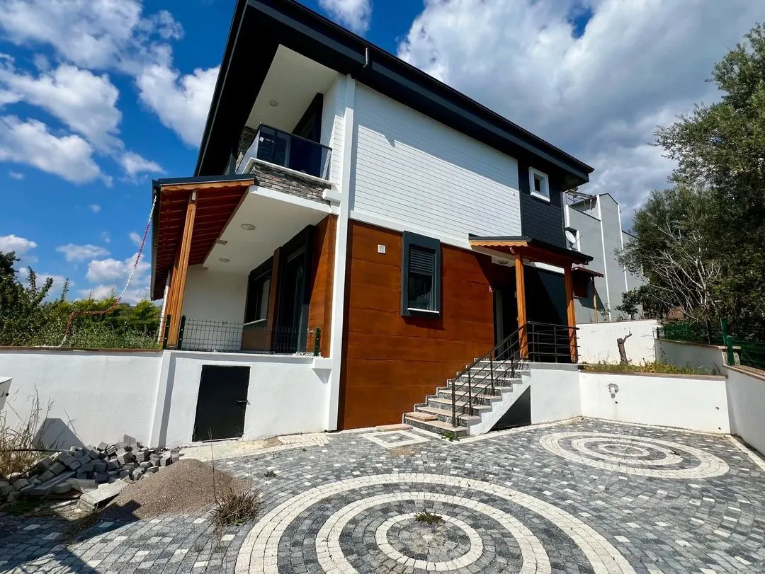 AVCI’DAN GENİŞ BAHÇELİ 3+1 SIFIR VİLLA