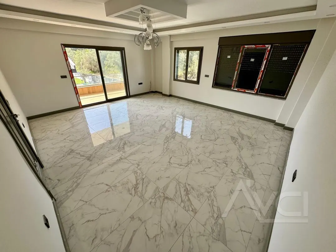 NARLIDA DENİZE 300MT 3+1 GENİŞ BAHÇE ALANI + HAVUZ  AYRI MUTFAK TERASLI