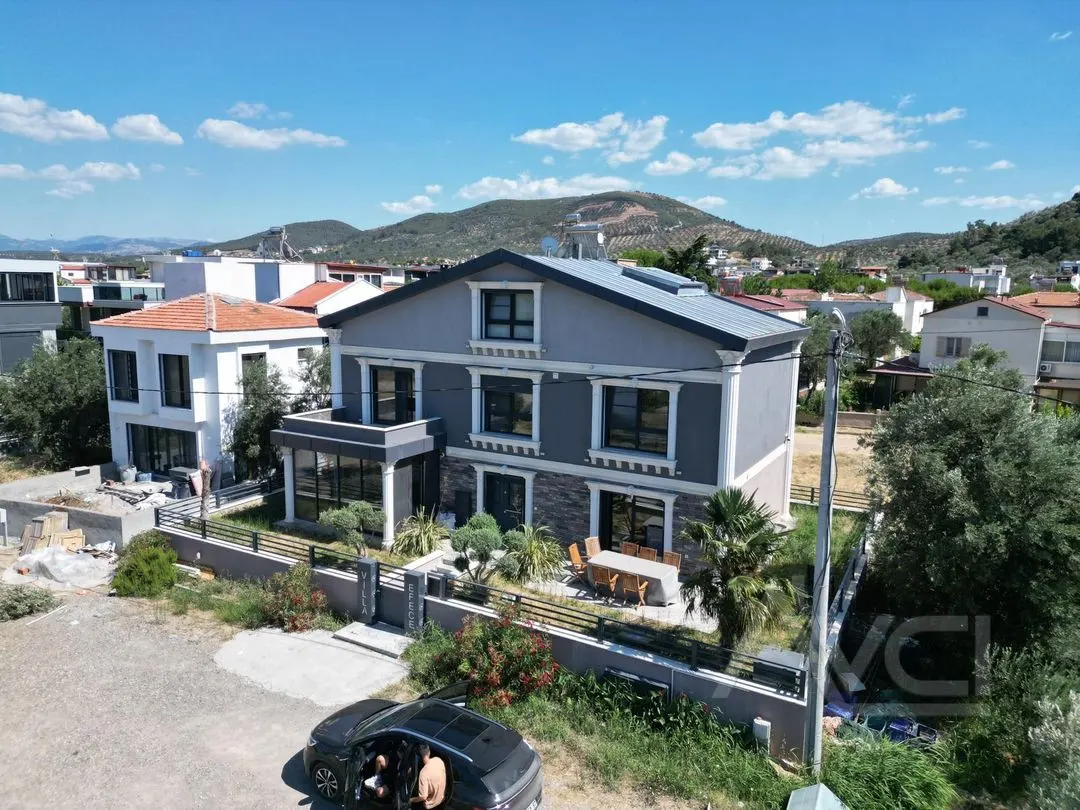 AVCI’DAN İSKELE’DE DENİZE SIFIR 5+2 300M2 VİLLA