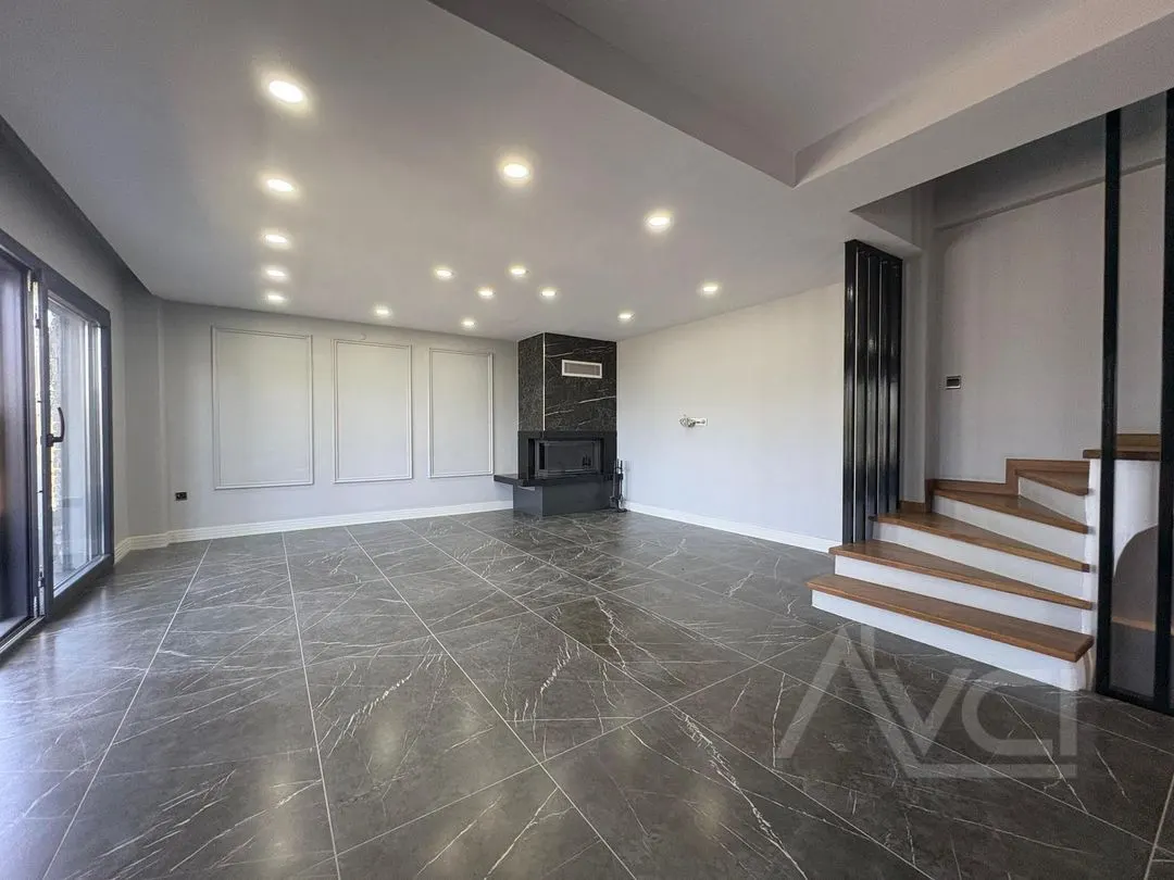 AVCI’DAN İSKELE’DE DENİZE SIFIR 5+2 300M2 VİLLA
