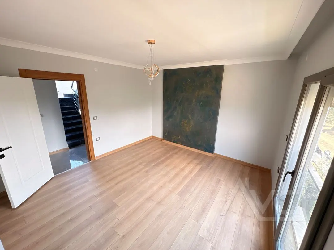 AVCI’DAN GİRİŞTE ODALI 4+1 TERASLI VİLLA