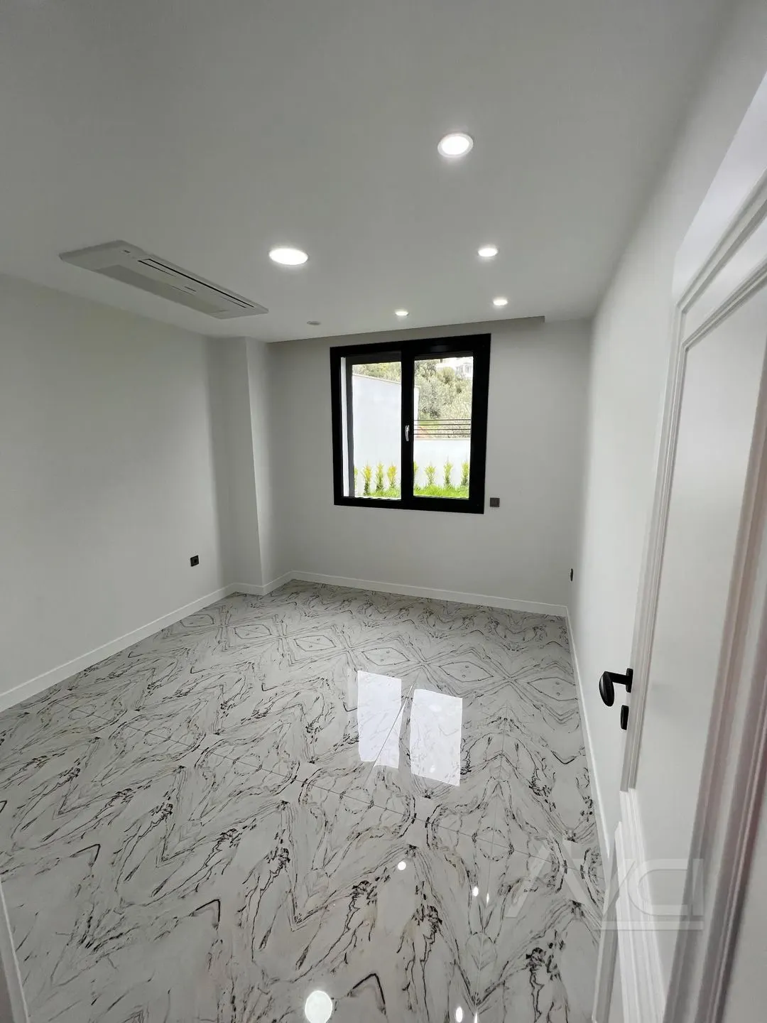 AVCI’DAN ALTINOLUK’TA 600M2 ARSA İÇİNDE BEYAZ KONAK