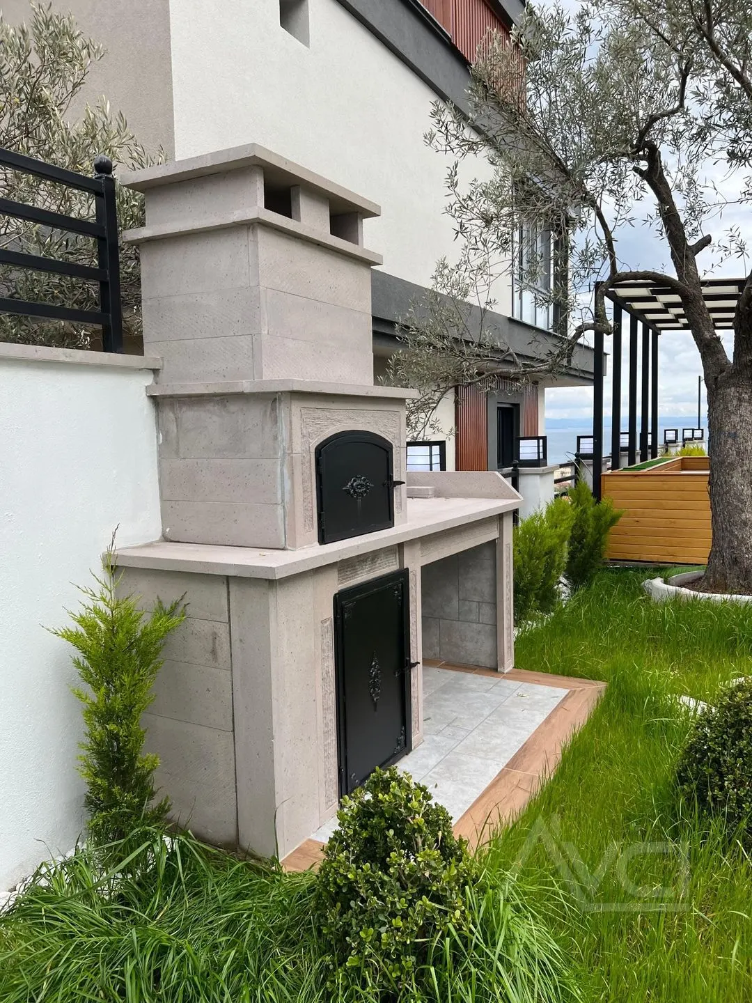 AVCI’DAN ALTINOLUK’TA 600M2 ARSA İÇİNDE BEYAZ KONAK
