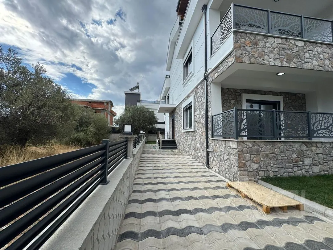 AVCI’DAN BAHÇELİ VE LÜKS TASARIMLI SIFIR 4+1 VİLLA