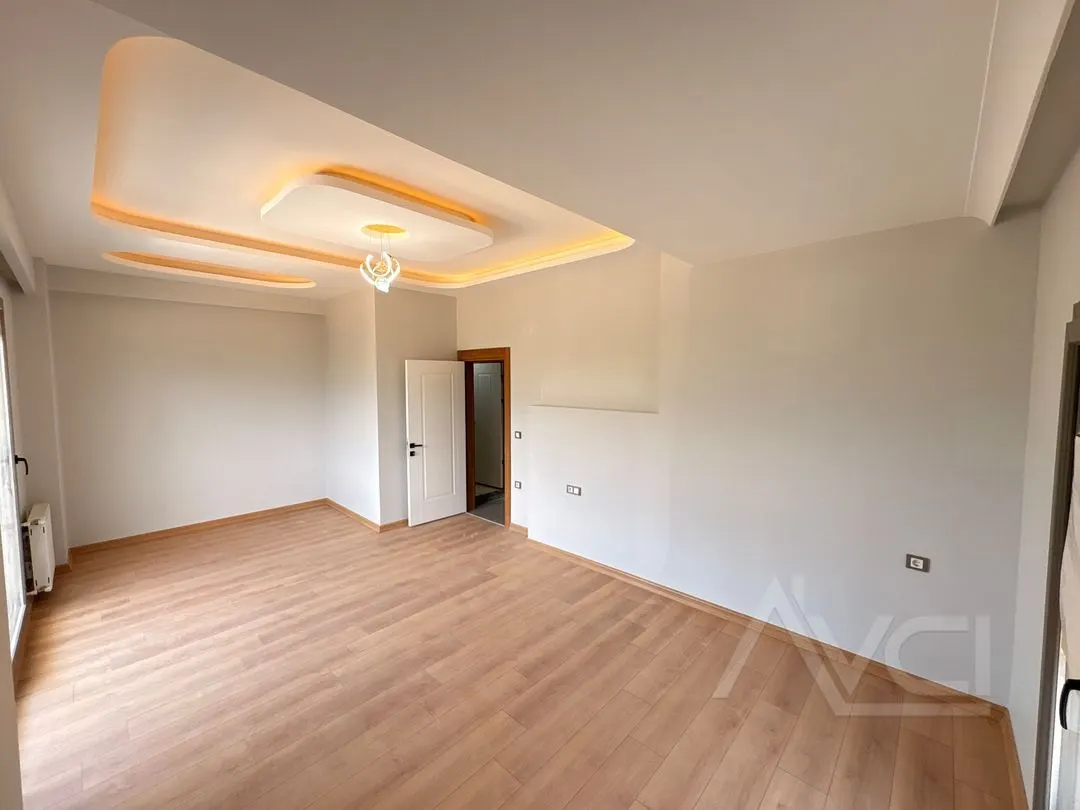 AVCI’DAN GİRİŞTE ODALI 4+1 TERASLI VİLLA