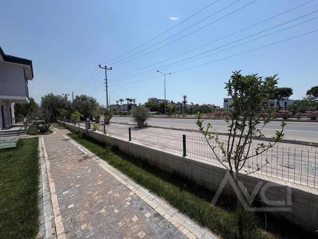 AVCI’DAN KÜÇÜKKUYUDA HAVUZLU SİTE İÇERİSİNDE 3+1 VİLLA