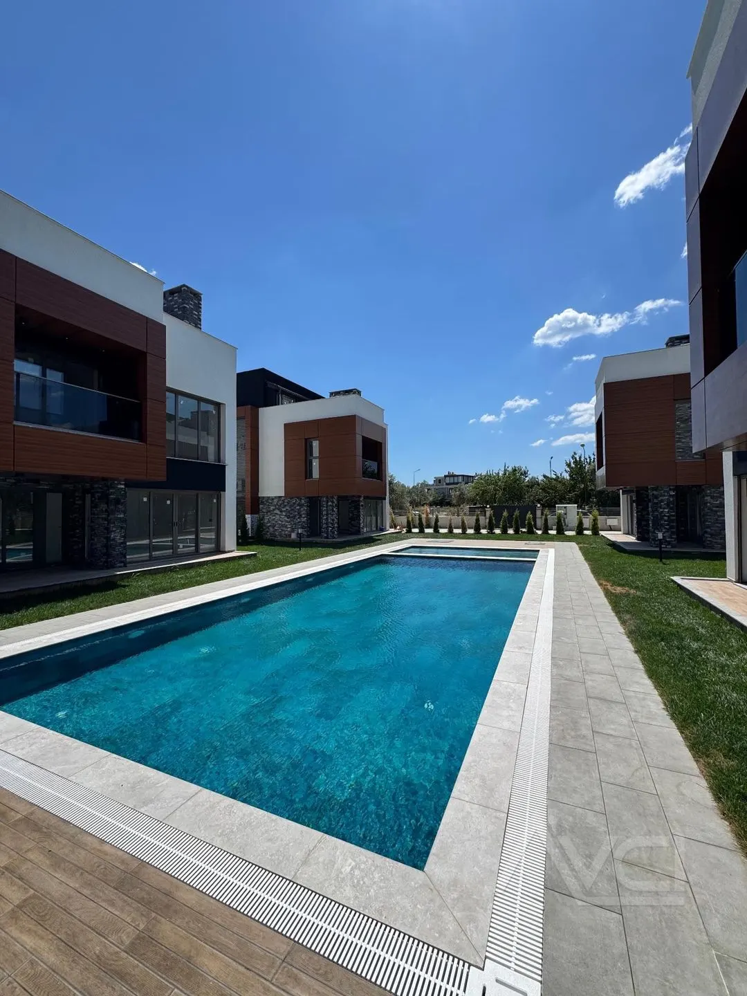 AVCI'DAN YOLUN ALTINDA TAM MÜSTAKİL HAVUZLU LOFT VİLLA