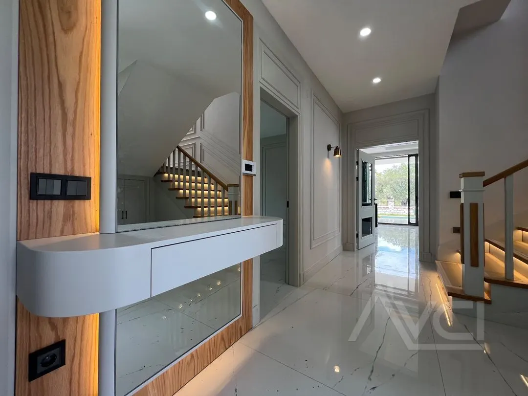 AVCI’DAN 700M2 ARSA İÇİNDE GİRİŞTE 2 ODALI HAVUZLU LÜKS ALAÇATİ TARZI VİLLA