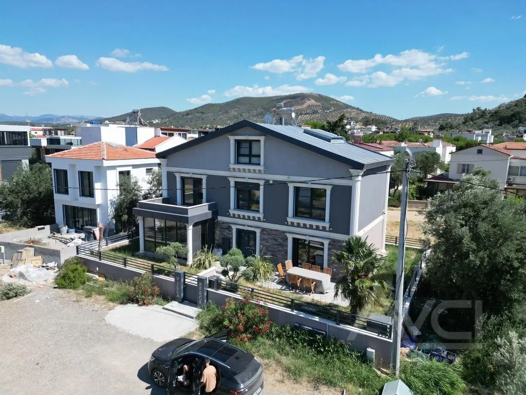 AVCI’DAN İSKELE’DE DENİZE SIFIR 5+2 300M2 VİLLA
