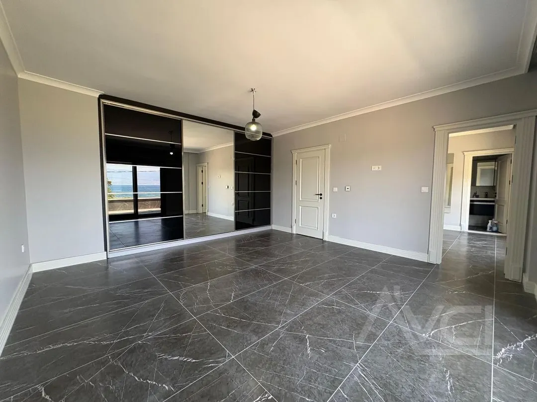 AVCI’DAN İSKELE’DE DENİZE SIFIR 5+2 300M2 VİLLA