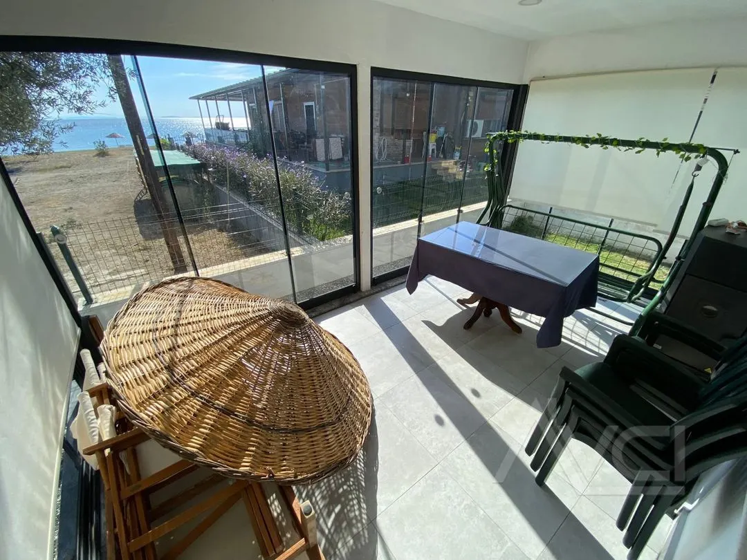 FENERDE DENİZE SIFIR 300M2 ARSA TAM MÜSTAKİL 5+1 VİLLA