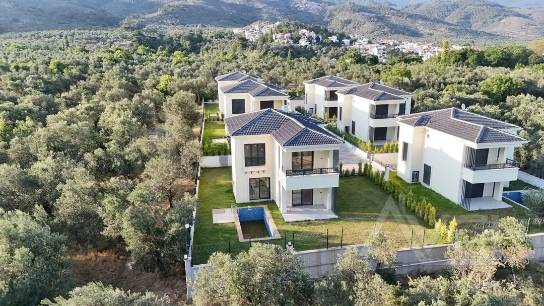 AVCI’DAN 500M2 ARSA İÇERİSİNDE MÜSTAKİL HAVUZLU DENİZ MANZARALI VİLLA