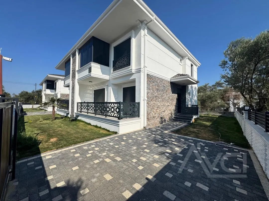 AVCI’DAN 4+1 GİRİŞTE ODALI AYRI MUTFAK DENİZE 350MT VİLLA