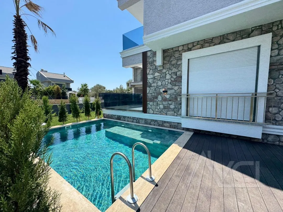 AVCI’DAN YOLUN ALTINDA MÜSTAKİL HAVUZLU 4+1 VİLLA