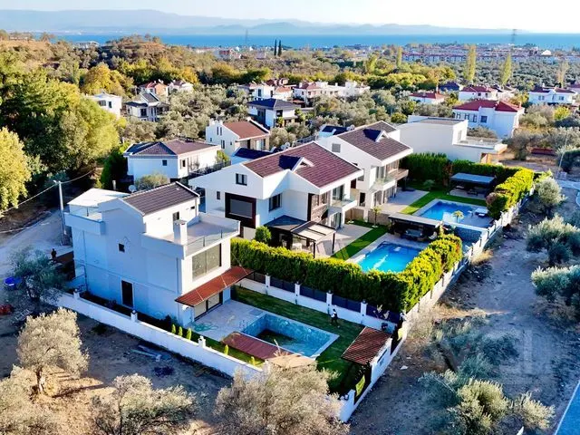 AVCI’DAN YÜRÜYÜŞ YOLUNDA CEPHELİ 400M2 ARSA İÇİNDE VİLLA