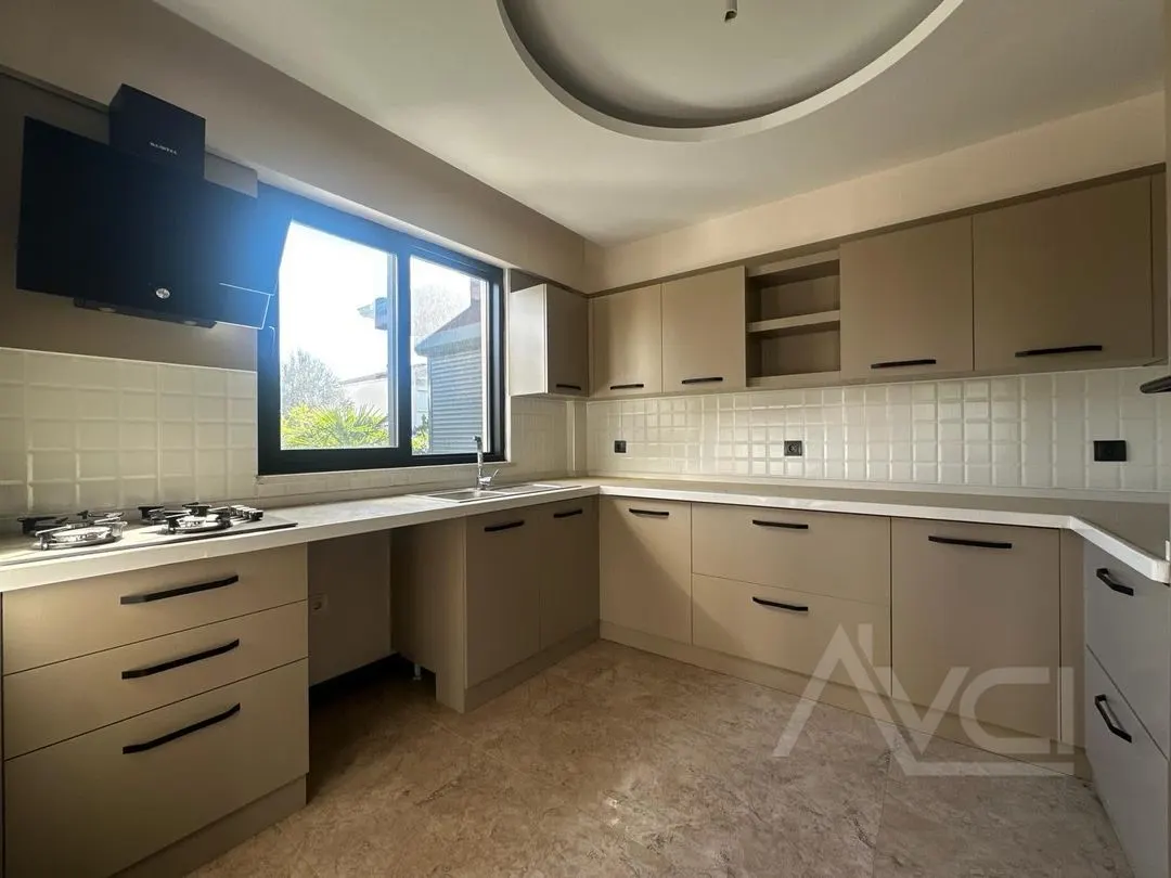 AVCI’DAN YOLUN ALTI DENİZE 100MT HAVUZLU SIFIR VİLLA