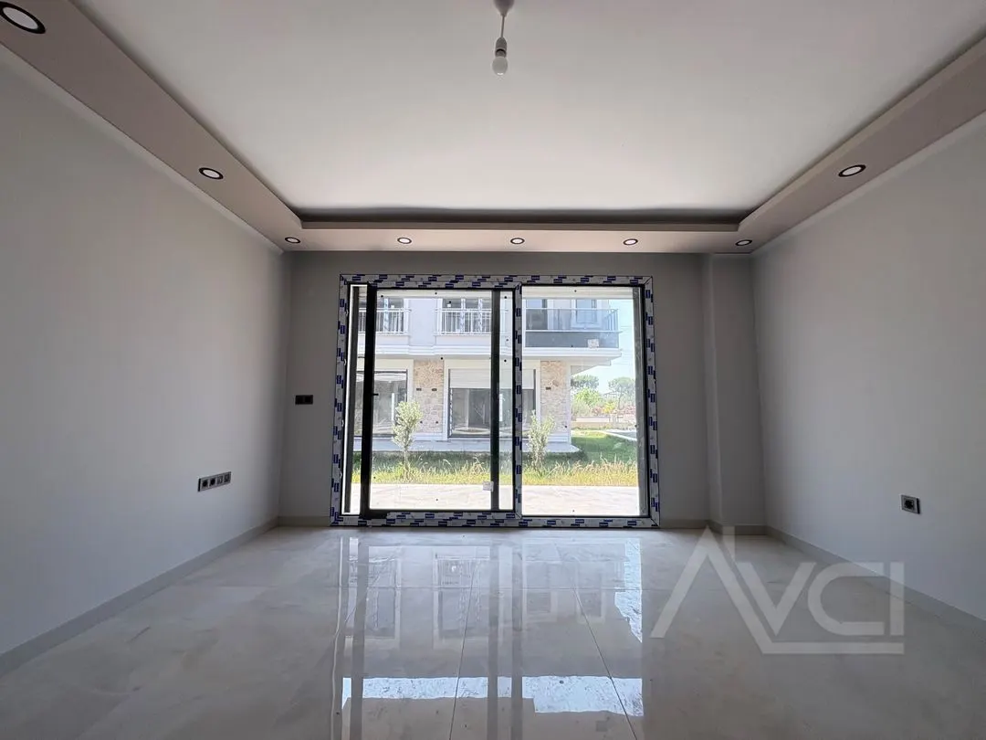 AVCI’DAN KÜÇÜKKUYUDA HAVUZLU SİTE İÇERİSİNDE 3+1 VİLLA