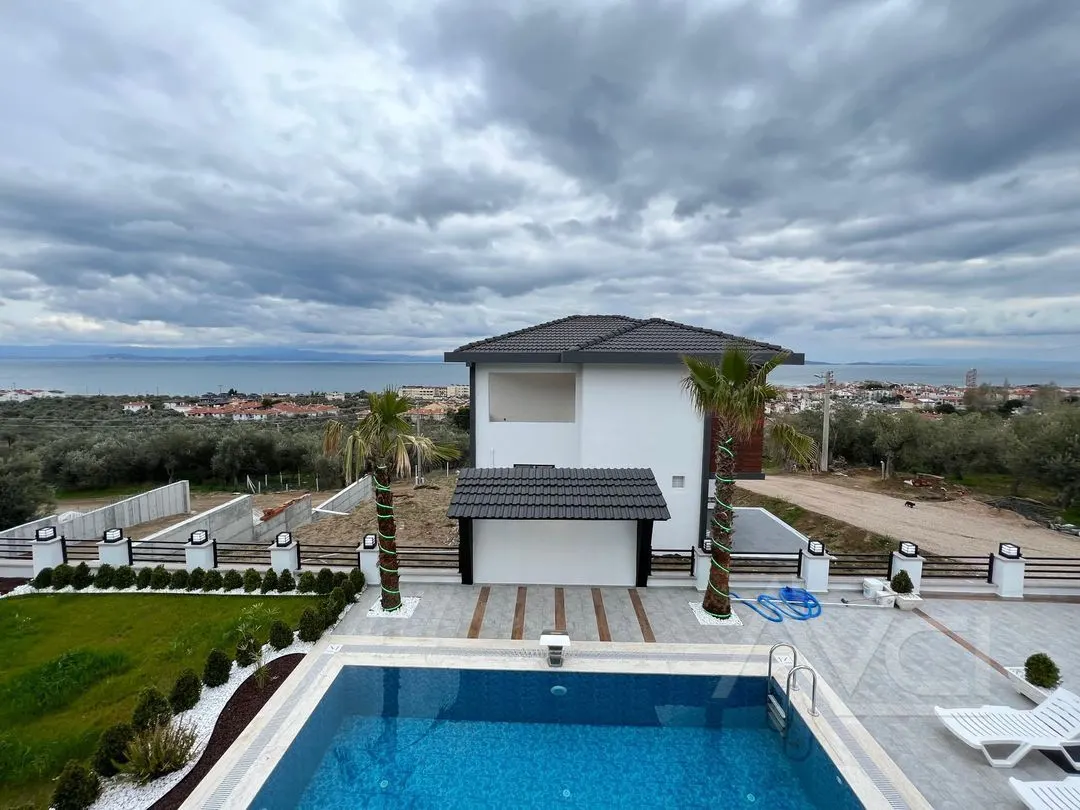 AVCI’DAN ALTINOLUK’TA 600M2 ARSA İÇİNDE BEYAZ KONAK