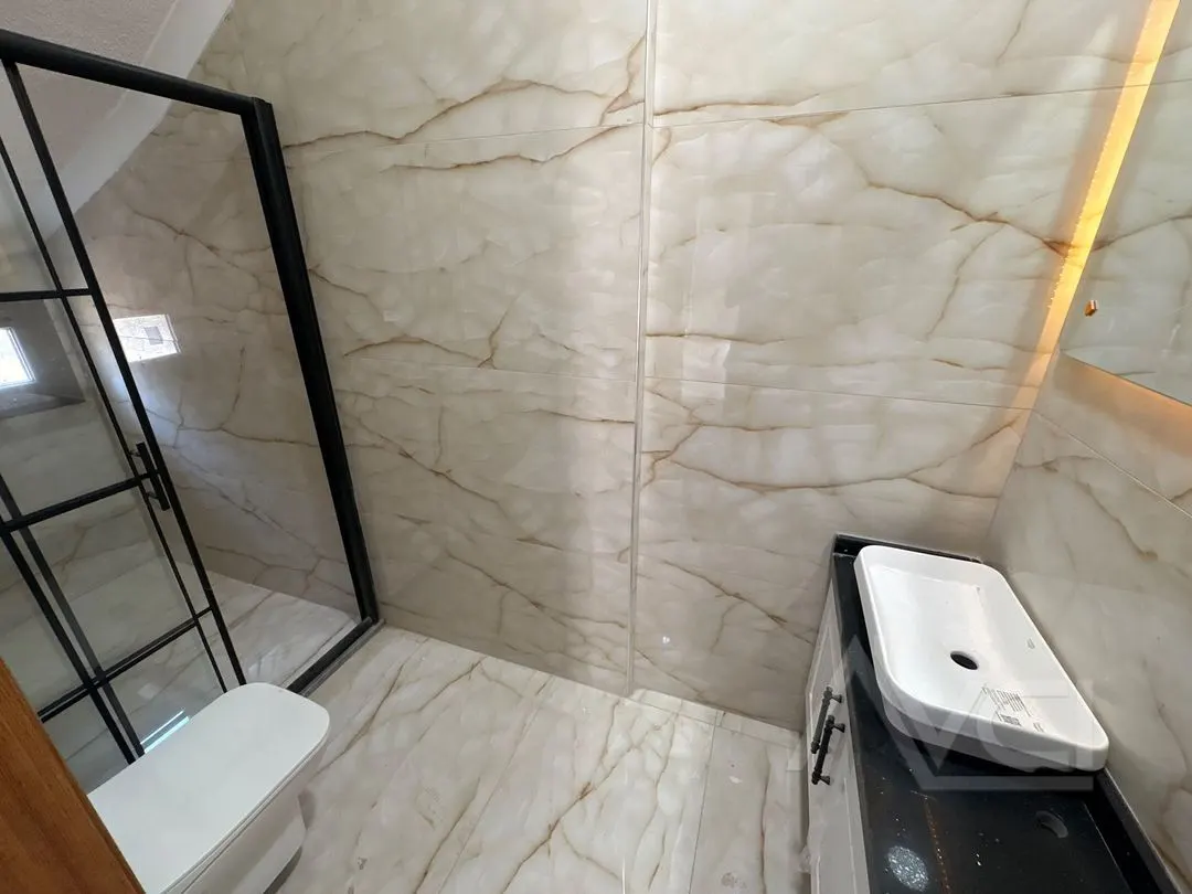 AVCI’DAN GİRİŞTE ODALI 4+1 TERASLI VİLLA