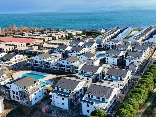 AVCI’DAN DENİZE SIFIR 30,000M2 İÇİNDE ARA KAT ACİL 2+1