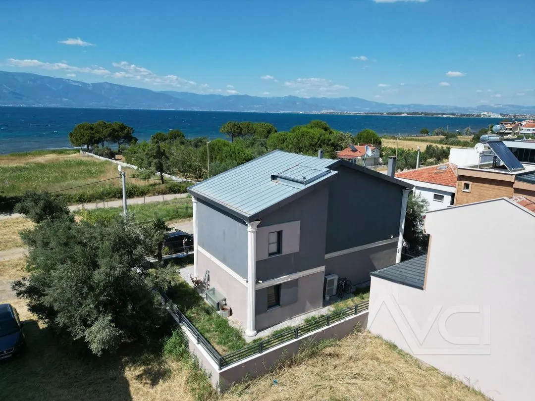 AVCI’DAN İSKELE’DE DENİZE SIFIR 5+2 300M2 VİLLA
