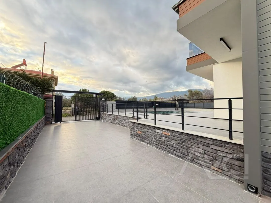AVCI’DAN FENER’DE 400M2 ARSA GİRİŞ ODALI MÜSTAKİL HAVUZLU VİLLA