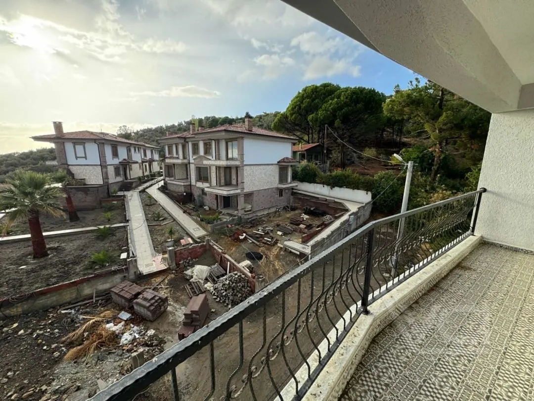 AVCI’DAN GİRİŞTE ODA 5+2 TAŞ KONAK TARZI DENİZ MANZARALI GENİŞ VİLLA