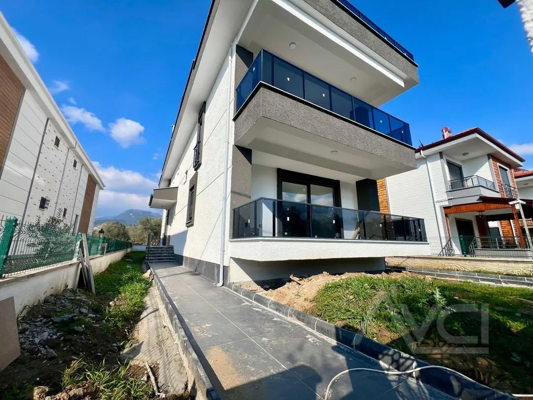AVCI’DAN DENİZE 300 MT YOL ALTINDA 4+1 LÜKS VİLLA