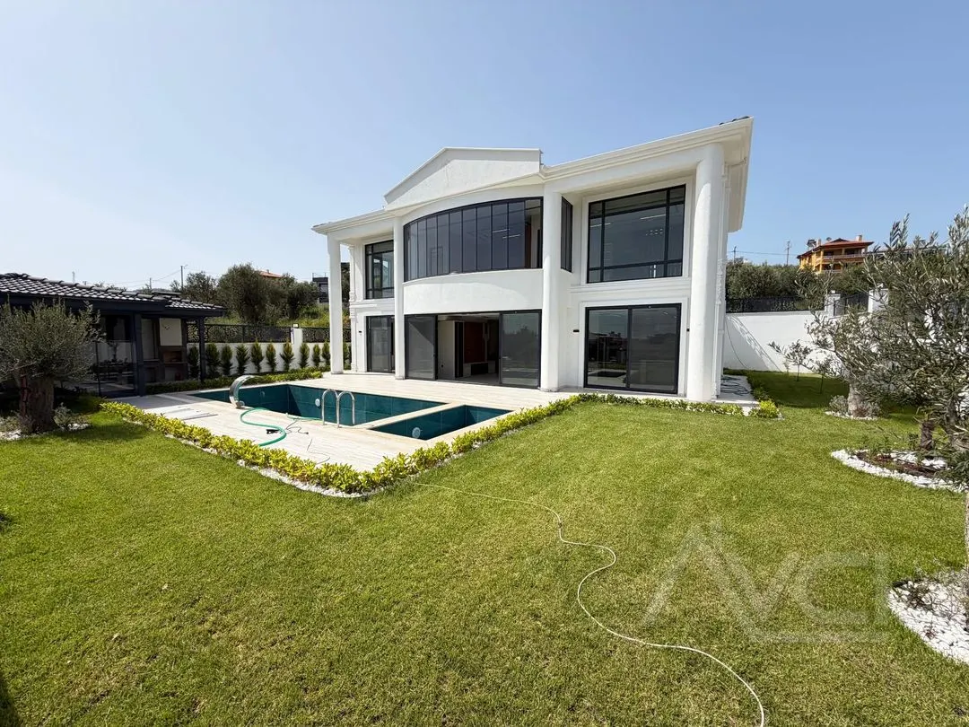 AVCI’DAN ALTINOLUKTA 700M2 İÇERİSİNDE BEYAZ KONAK