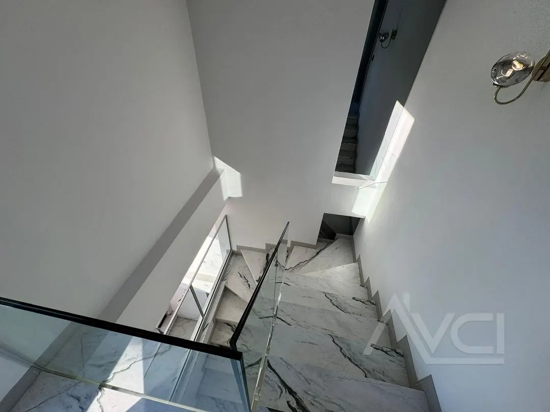 AVCI’DAN YÜRÜYÜŞ YOLUNDA CEPHELİ 400M2 ARSA İÇİNDE VİLLA