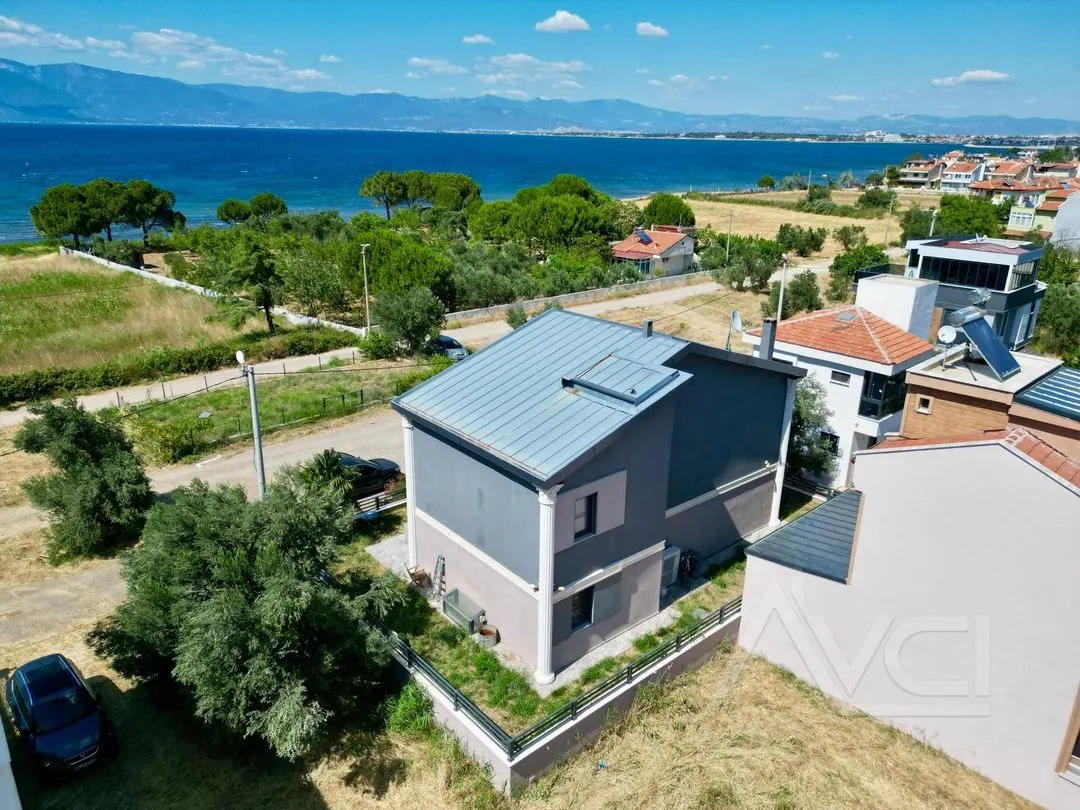 AVCI’DAN İSKELE’DE DENİZE SIFIR 5+2 300M2 VİLLA